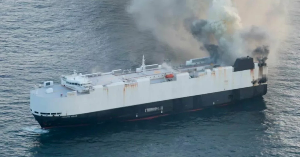 Maritimer Herausforderung: Das Schiff Morning Midas in Flammen