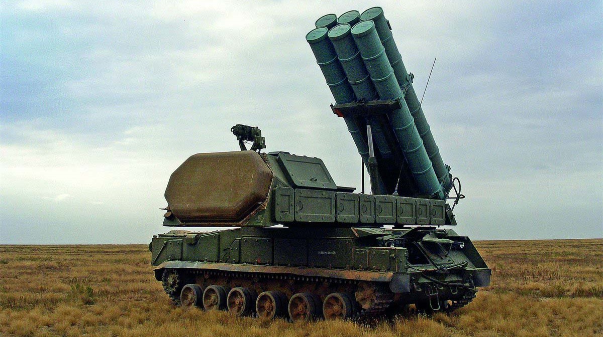 Eine ukrainische FPV-Drohne traf die Abschussrampe eines modernen russischen Buk-M3 Boden-Luft-Raketensystems Eine ukrainische FPV-Drohne traf die Abschussrampe eines modernen russischen Buk-M3 Boden-Luft-Raketensystems